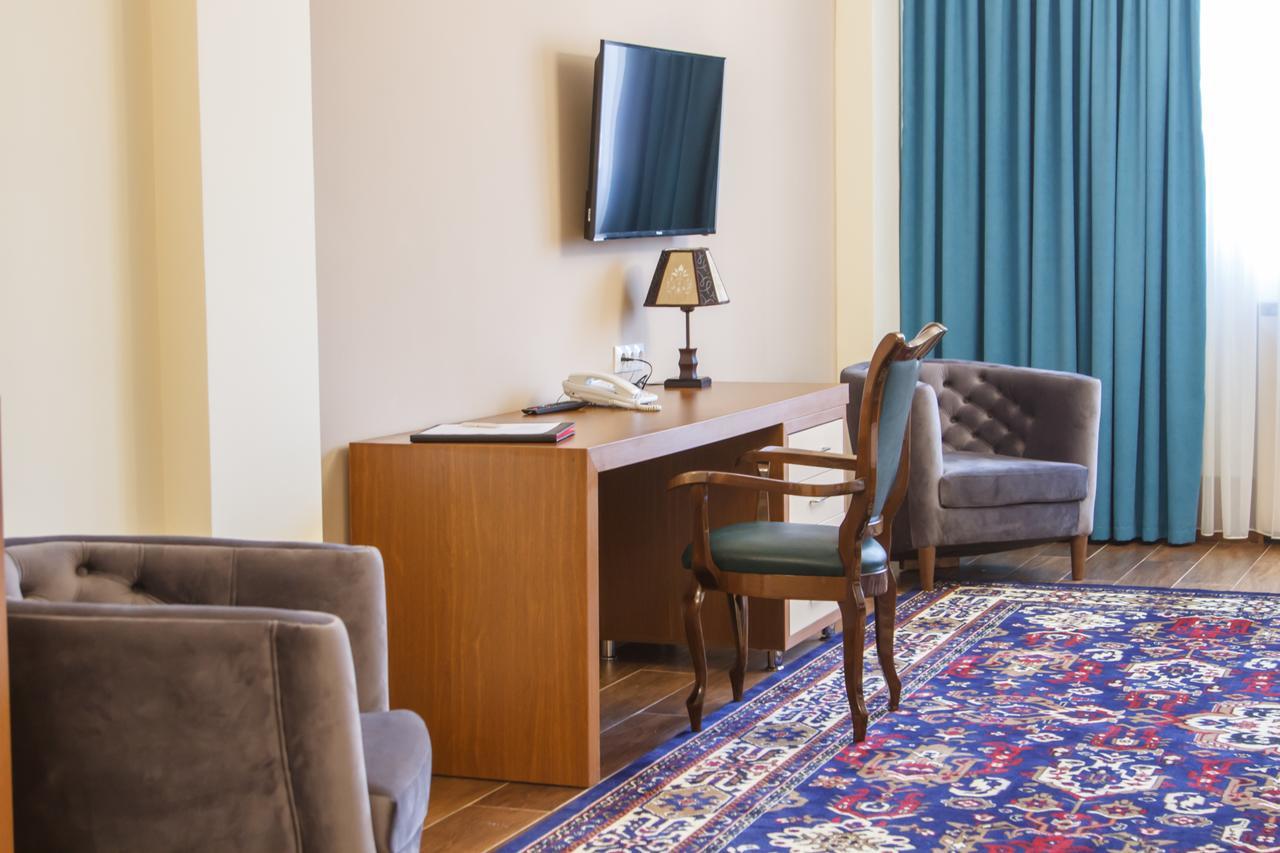 Hotel Plaza Viktoria ギュムリ エクステリア 写真